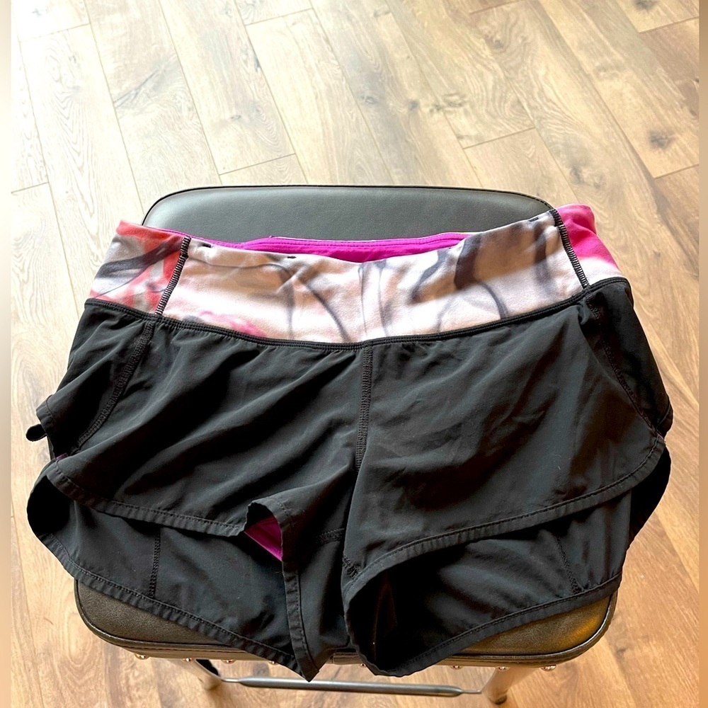 Lululemon like new lined shorts tag taken out no stains or rips